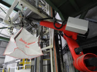 Roter Roboter setzt einen Big Bag in die Big Bag Befüllstation