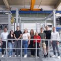 Gruppenfoto der neuen Auszubildenden 2026, stehend auf Anlagen-Bedienerpodest