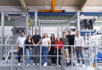 Gruppenfoto der neuen Auszubildenden 2026, stehend auf Anlagen-Bedienerpodest